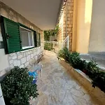 Plaza Apartment *