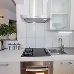 Plaza Apartment *