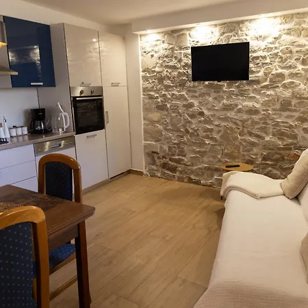 Plaza Apartment *